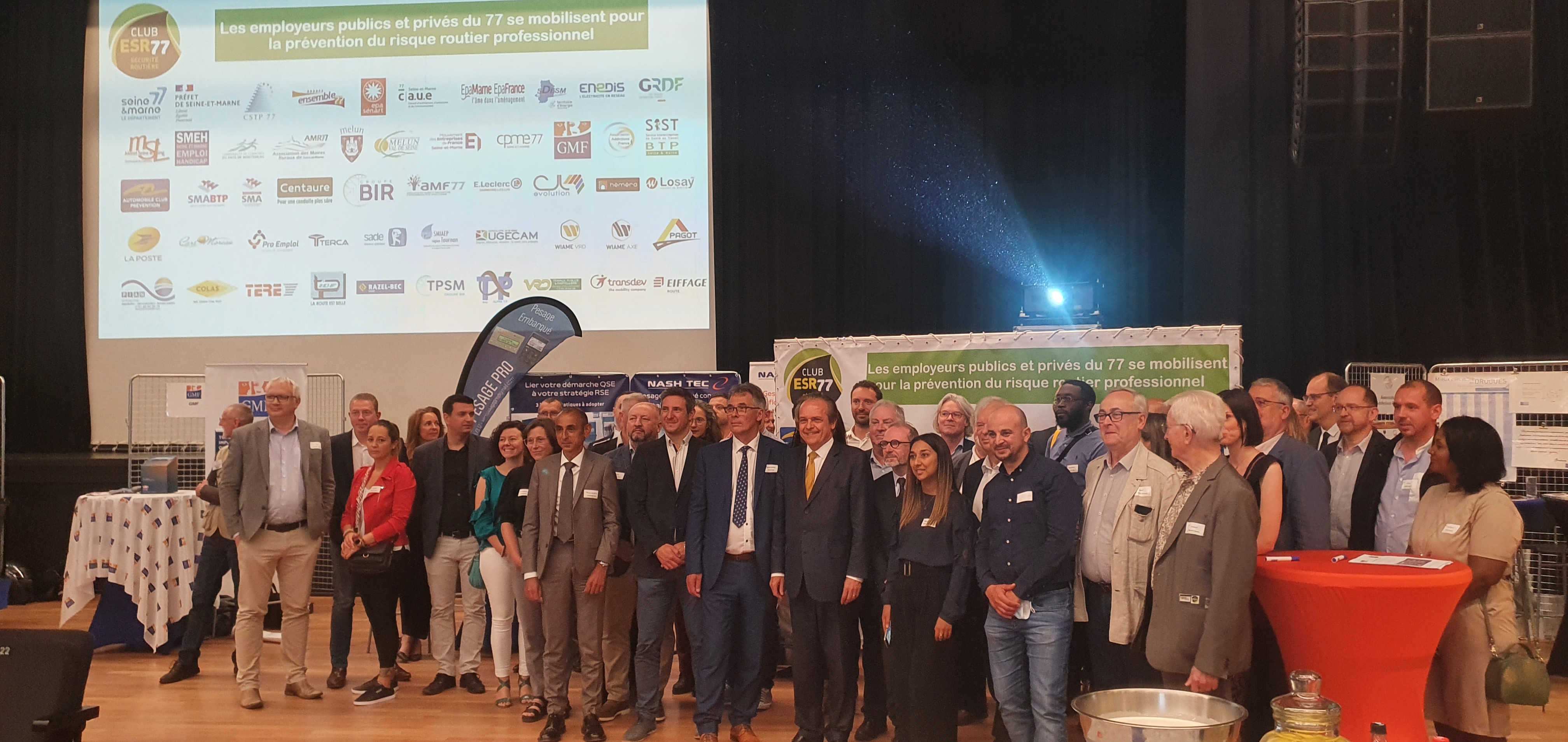Photo de groupe lors d'un événement de prévention du risque routier