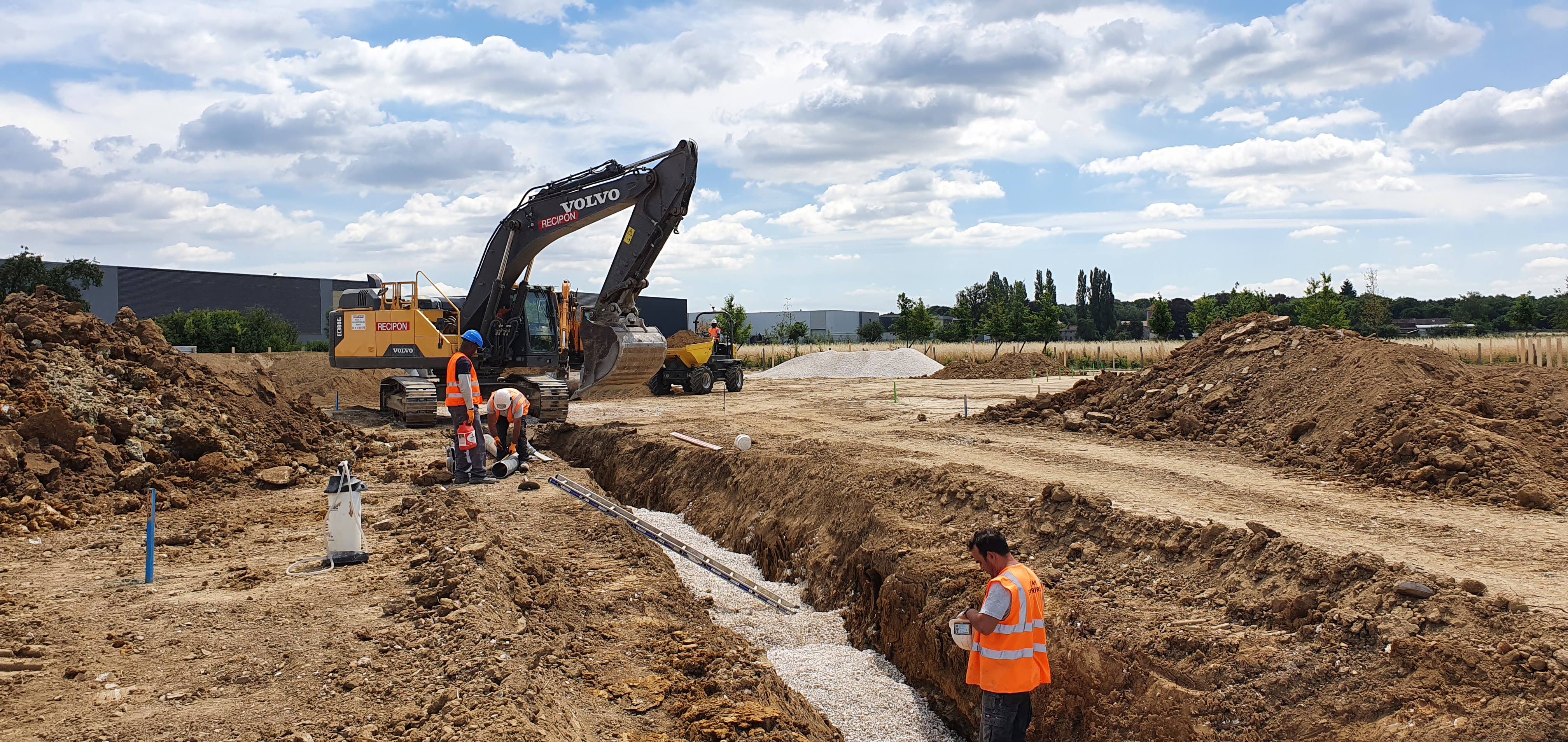 Chantier de VRD avec engins et tranchees