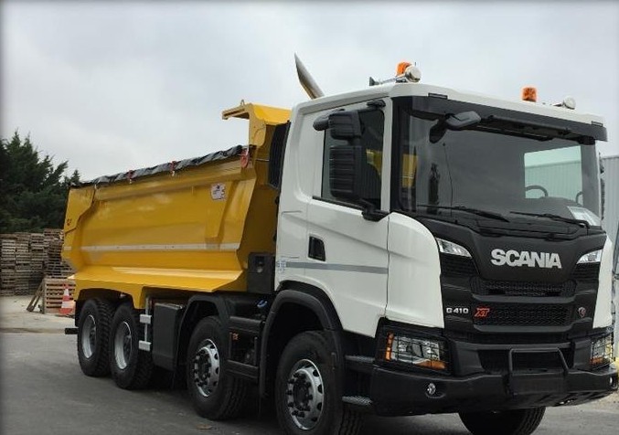 Camion de chantier disponible à la location