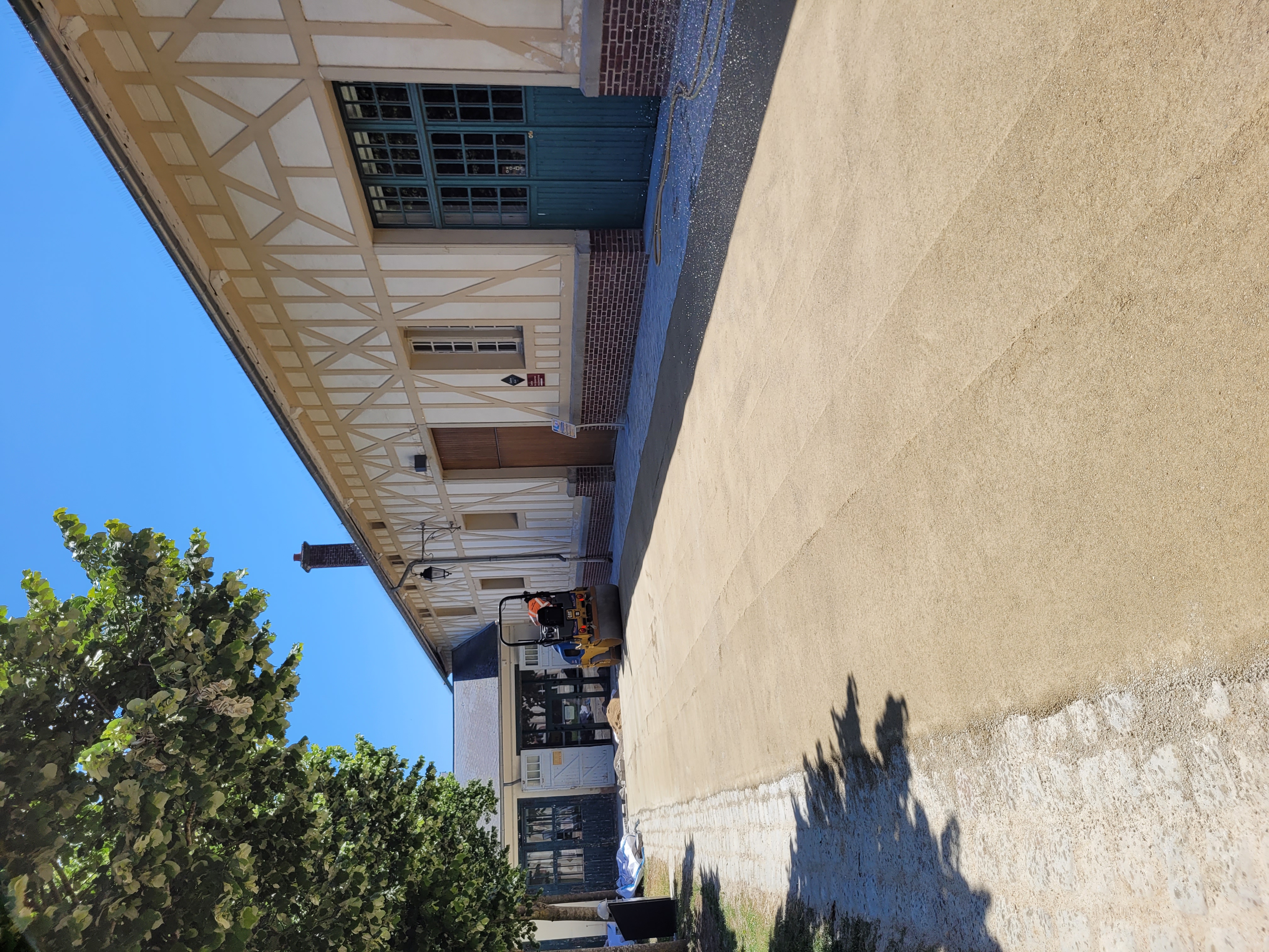 Cour stabilisée réalisée devant un bâtiment patrimonial