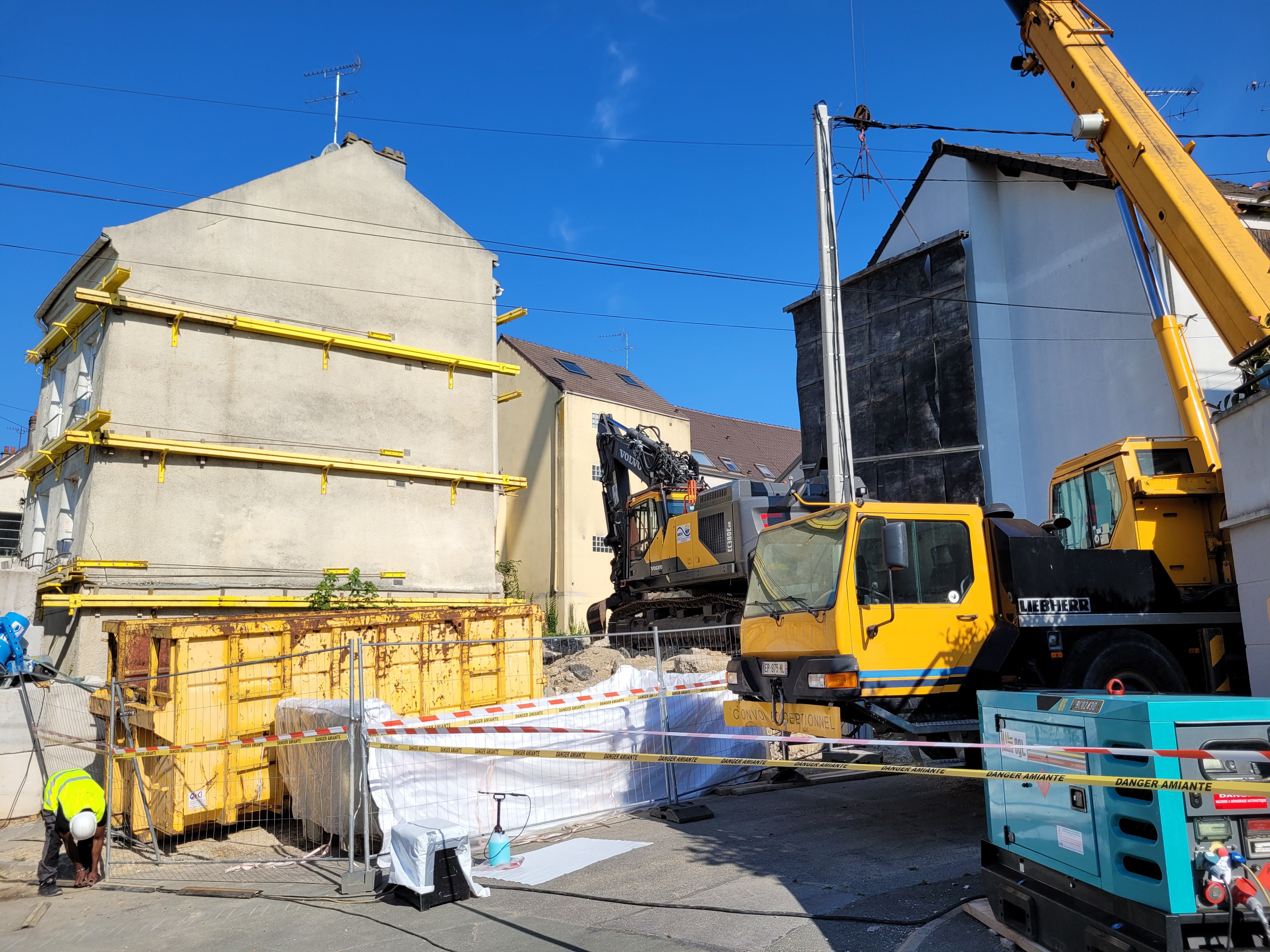 Démolition d'un bâtiment avec des engins spécialisés à Dammartin-en-Goële