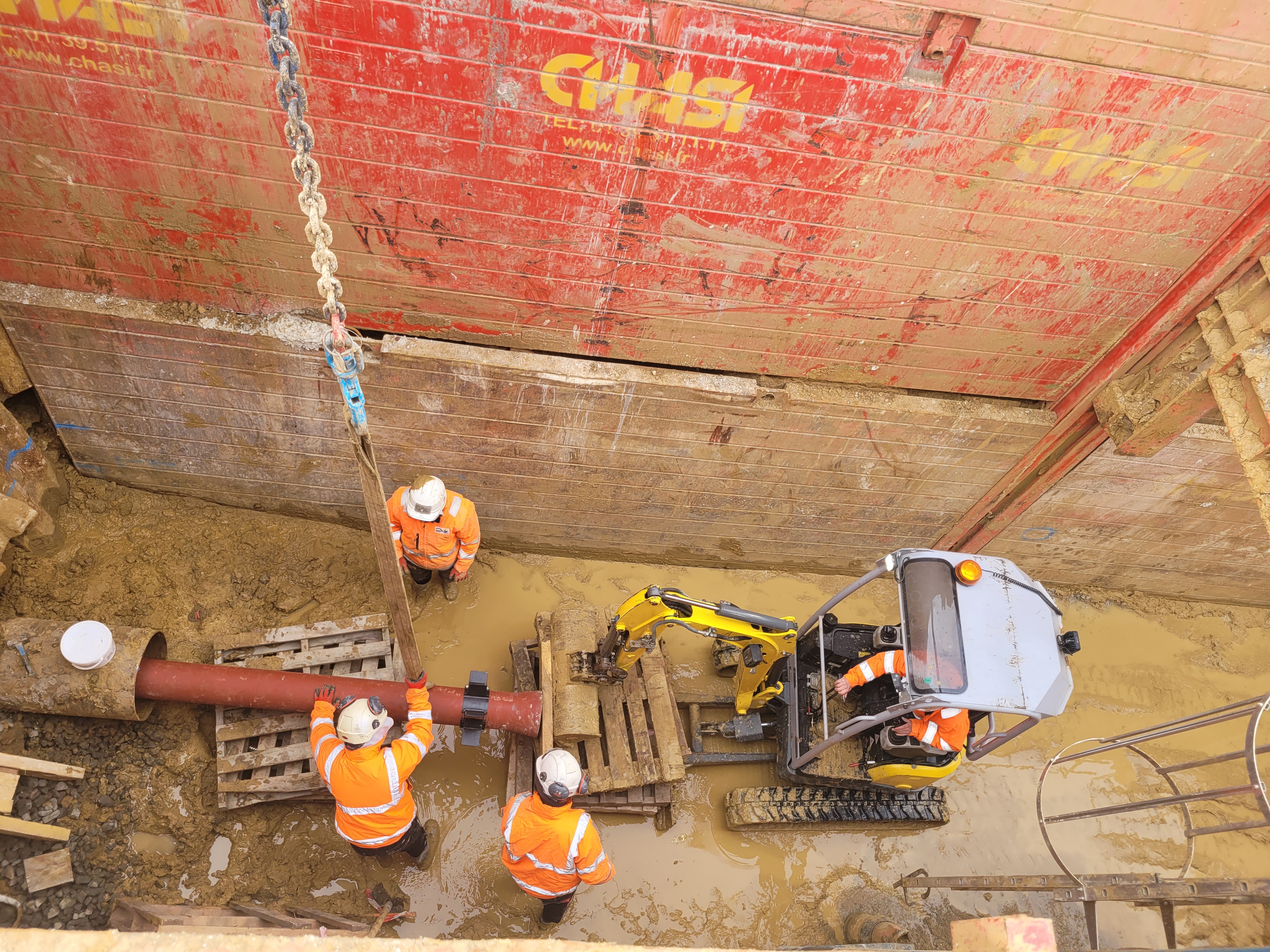 Pose d'une canalisation dans une fouille d'assainissement