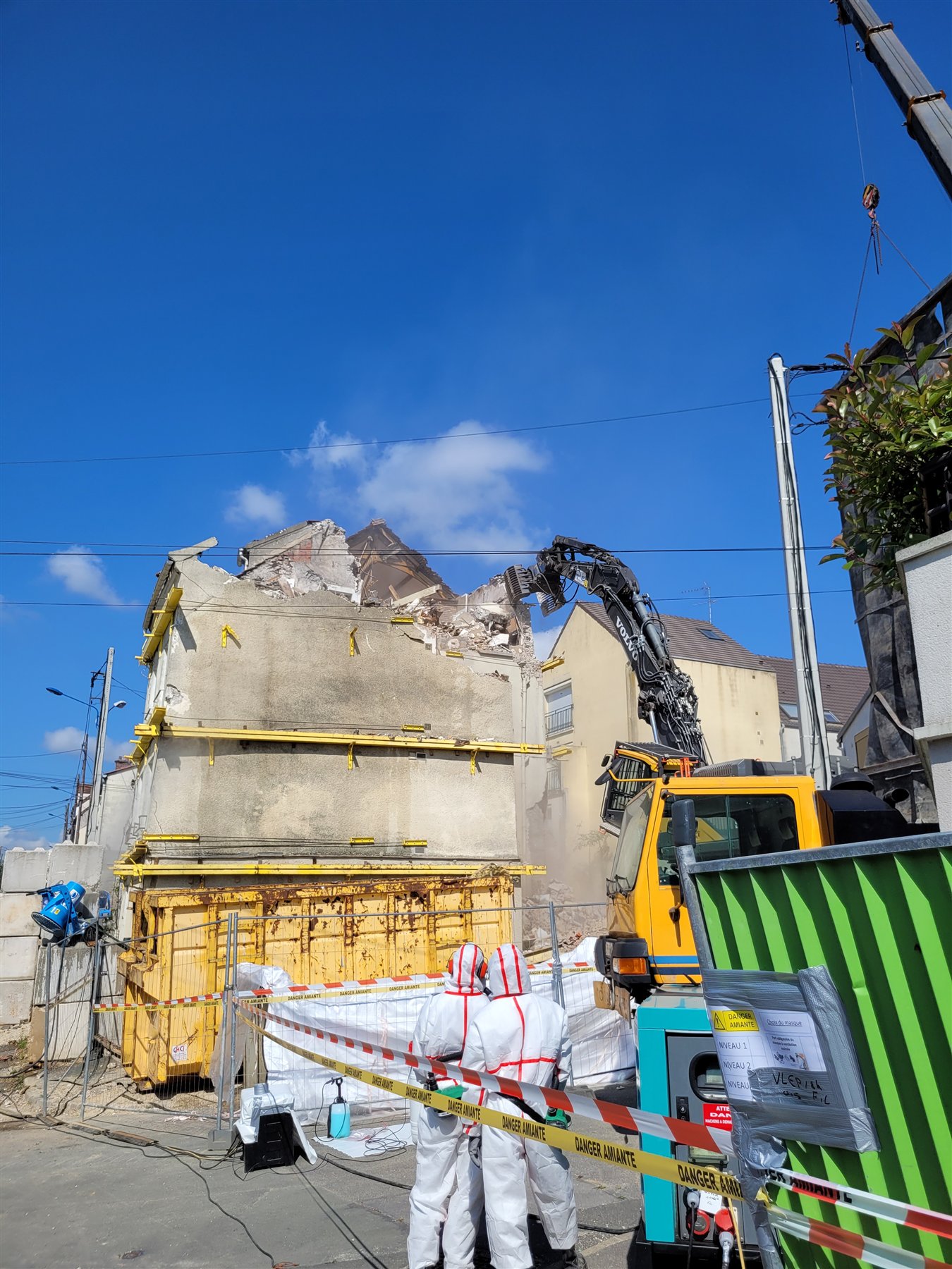 Déconstruction progressive du bâtiment avec une pelle mécanique à Dammartin-en-Goële
