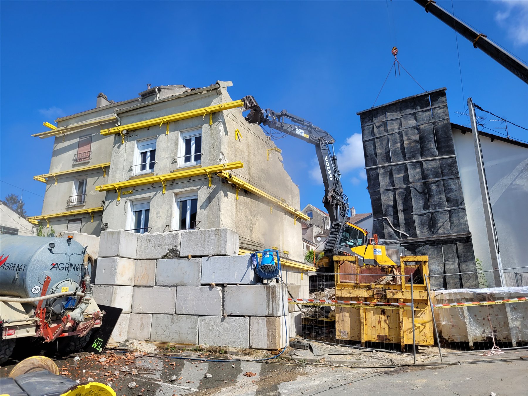 Démolition de la partie supérieure du bâtiment à Dammartin-en-Goële