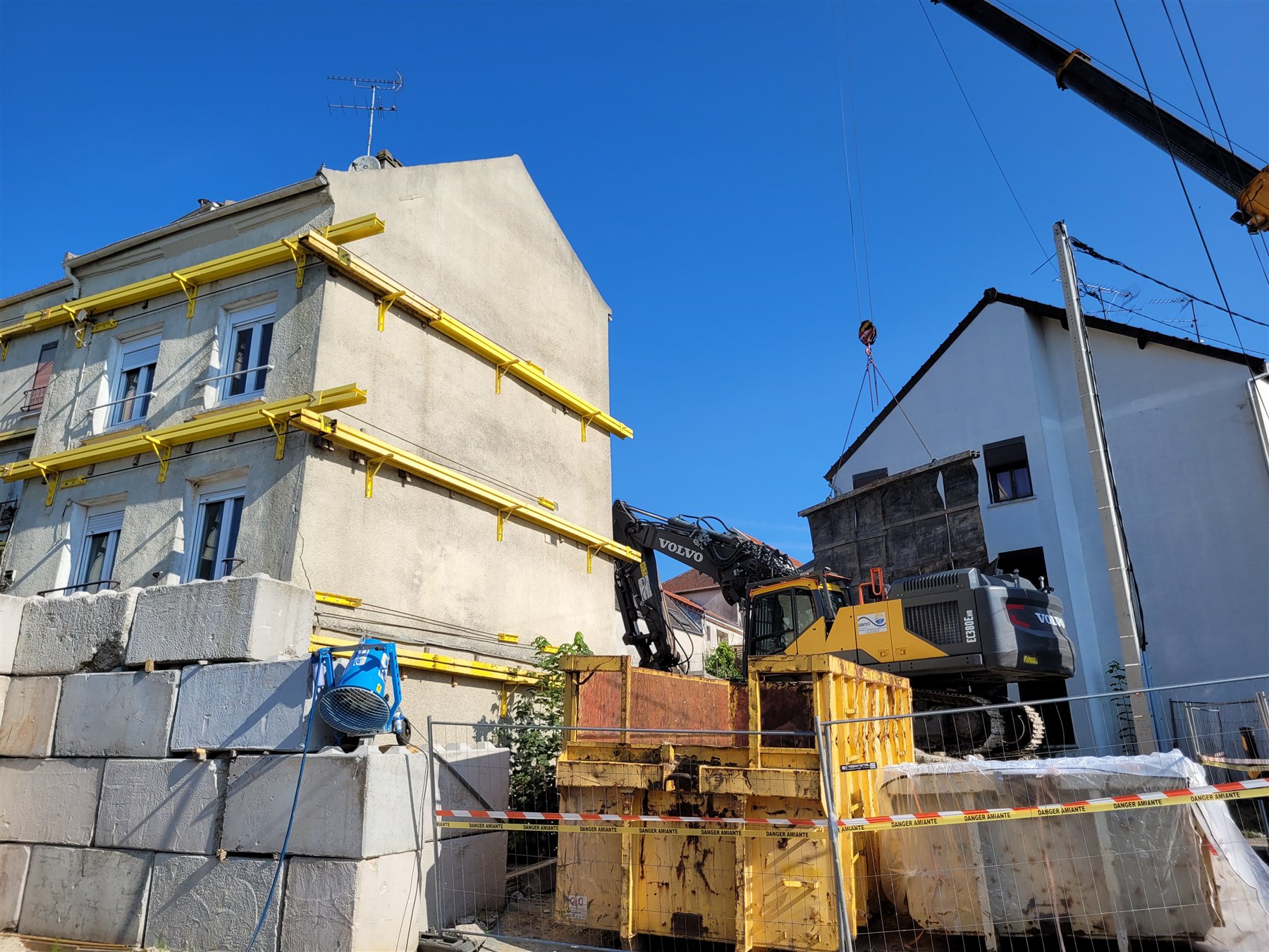 Engin de démolition et protections de chantier à Dammartin-en-Goële