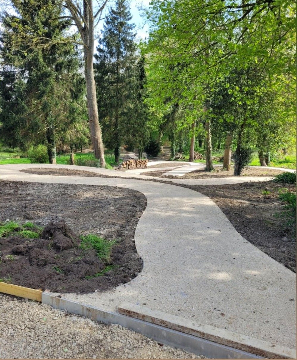 Cheminement en stabilisé achevé entre les arbres du parc