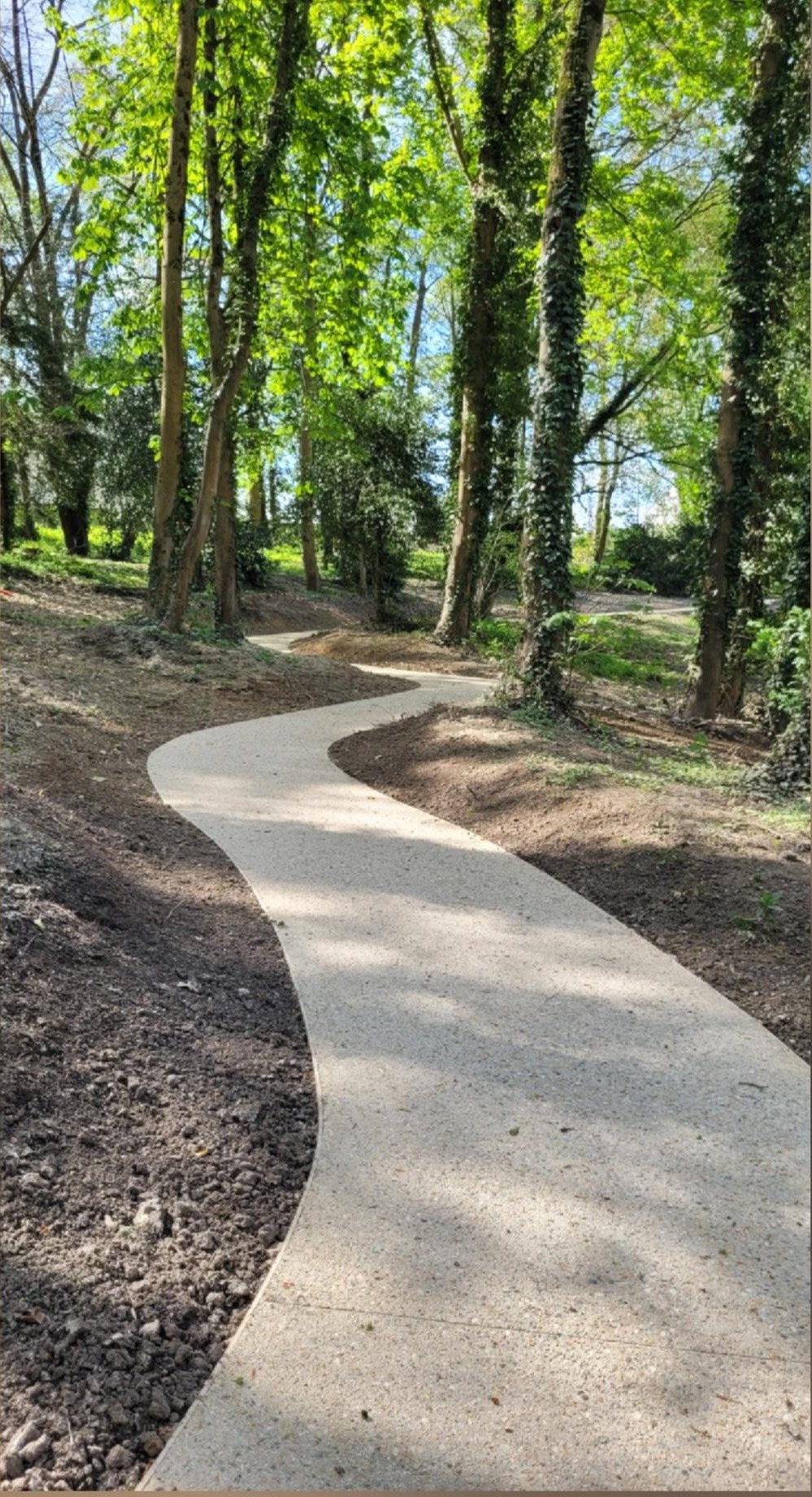 Tracé sinueux du chemin en stabilisé dans le Parc de la Corbie à Damartin-en-Goële