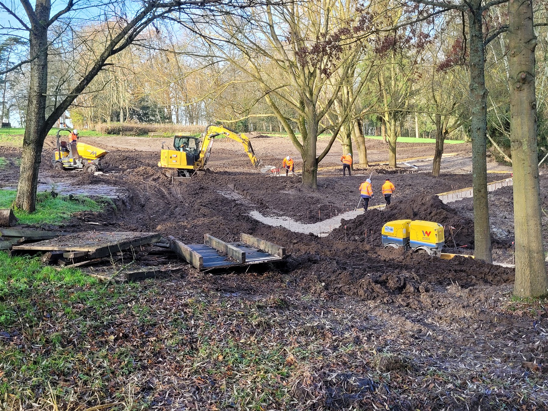 Équipes et engins réalisant les cheminements du Parc de la Corbie à Damartin-en-Goële
