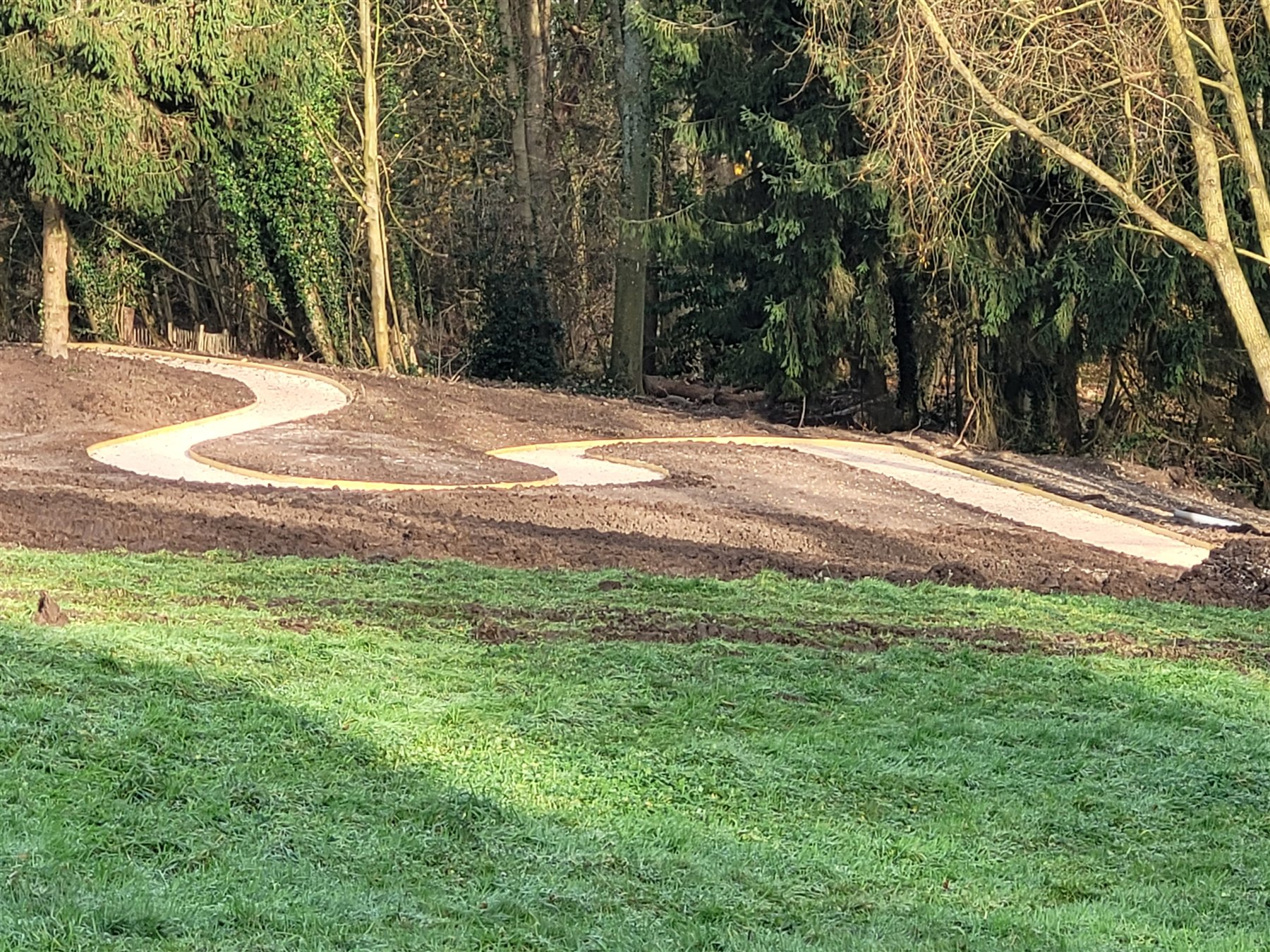 Tracé sinueux des nouveaux cheminements dans le Parc de la Corbie à Damartin-en-Goële