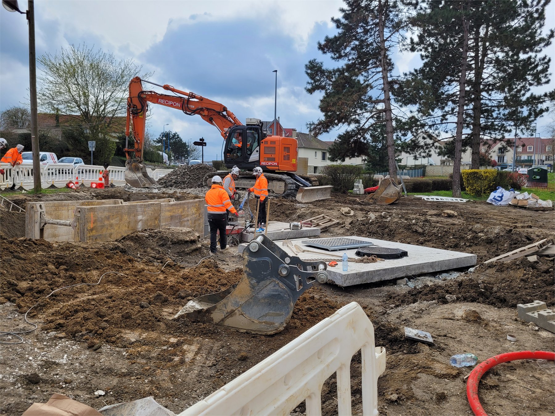 Équipe et engins mobilisés pour les travaux d'assainissement à Saint-Mard